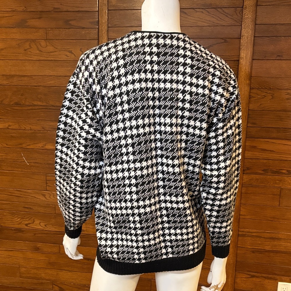 Stylish Black and White Houndstooth Cardigan - Picture 3 of 4